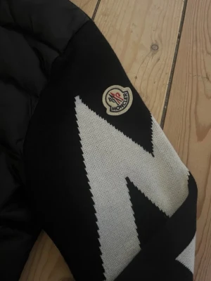 Svart pufferjacka från Moncler - Säljer en svart pufferjacka från Moncler med huva och dragkedja. PRIS KAN DISKUTERAS VID SNABBAFFÄR!!!