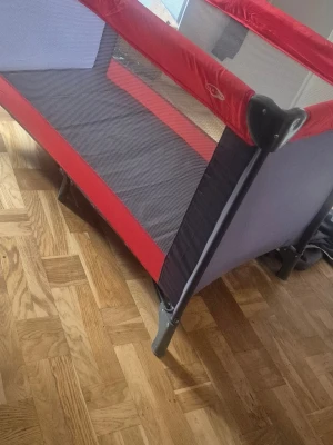 Resesäng märke Carena  - Praktisk och smidig resesäng som är lätt att ta med både till sommarstugan, mor- och farföräldrarna, hotellrummet eller den hyrda stugan. Sängen är lätt att vika upp och tar mycket liten plats i förvaringen. Konstruktionen är stabil med ram av stålrör och botten och väggar av slitstark polyester. Madrass medföljer. Yttermått: (L) 125 x (B) 65 x (H) 76 cm. Mått hopfälld: (L) 80 x (B) 22 x (H) 22 cm. Vikt: 7,2 kg. Max. belastning: 15 kg. Levereras i förvaringsväska,använd endast ett fåtal gånger.