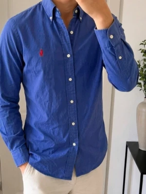 Marinblå Ralph Lauren skjorta  - Fint skick! Strl S Hör av dig vid frågor! 