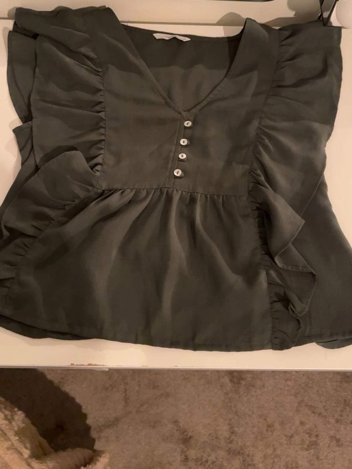 Mörkgrön blus med volanger och knappar - 1