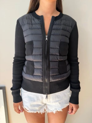 Svart Moncler cardigan  - Endast använd fåtal gånger! Helt perfekt nu till sommaren även till höst/vår!! Nypris 10245:- 🤌🏼❤️ 