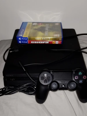 Ps4 slim 500Gb mer tillbehör - Konsolen är i fint skick och kontrollen fungerar utmärkt. Det som ingår är konsolen, elkabel, laddare, 2 spel och 1 Sony dualshock 4 V2 kontroll. Endast upphämtning i Stockholm.