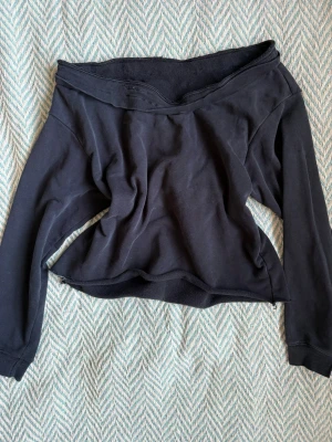 Svart offshoulder långärmad topp - A black off shoulder top, comfy yet trendy and fashionable