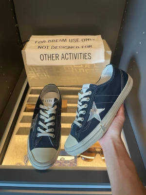 Nya Navy Golden Goose VSTAR2 - Helt Nya Golden Goose VSTAR2 | Storlek 42 | Inga Defekter | Allt OG Ingår | Bara att höra av dig vid funderingar👑