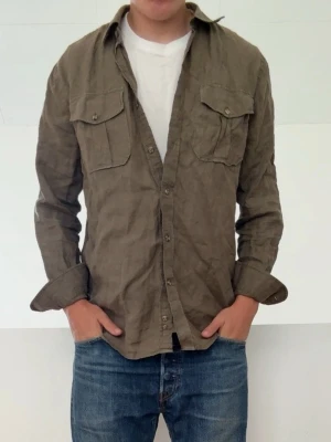 Olivgrön Morris Linneovershirt - Olivgrön Morris Linneovershirt i strl S! Bra skick utan nåra defekter och hör gärna av er vid frågor elr funderingar!!