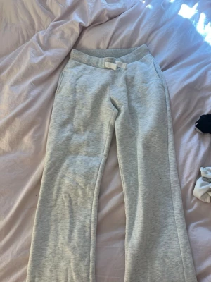 Ljusgrå mjukisbyxor från Gina tricot  - Grå mjukisbyxor från Gina tricot🩷sparsamt använda, säljer då de inte kommer till användning 