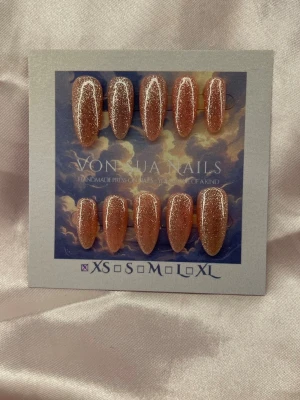 Gal 💅 (XS);Medium Almond - Set handgjorda press-on naglar i rosanude färg med skimrande glittereffekt. Naglarna har en elegant medium lång almondform och ger en lyxig känsla. Perfekta för dig som vill ha snygga naglar snabbt! XS: 14 mm, 11 mm, 11,5 mm, 10 mm, 8 mm