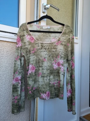 Grön blommig långärmad topp yk2 - Tunn, långärmad topp i grön nyans med rosa blommor. Köpte för 135, knappt använd 