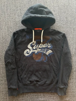 Superdry hoodie ~ vintage  - Sjukt eftertraktad Superdry hoodie ~ sällsynt vintage modell som inte längre produceras | st M | färg svart | klassisk passform | perfekt vintage piece | OBS kan gå ner lite i pris vid snabb affär! 🏄