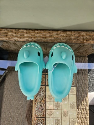 Sharkslides - Säljer dessa hajtofflor i storlek 25. Har andra storlekar mellan 23-32 