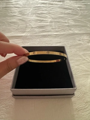 Diamant guld armband  - Säljs då jag inte längre bär guld 🙏💕 det ska inte finnas några defekter på armbandet även fast de är använt. Där man stänger och öppnar armbandet kan vara lite svagt men det kan man fixa hemma! 🤗