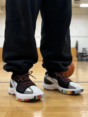 Nike Jordan Zoom Separate - Snygga Nike Jordan Zoom Separate  basket sneakers med svart och vit ovandel, röda och svarta snören samt färgglad sula. Skorna har mesh och mockadetaljer, samt gröna loggor på plösen. Perfekta för dig som gillar basket och streetstyle.