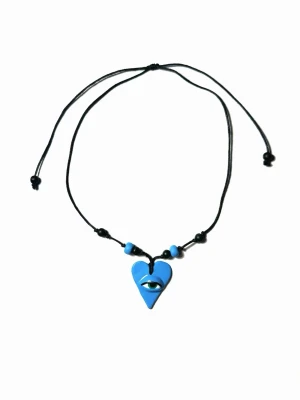 Halsband med blått hjärta och öga - Handgjort halsband med svart justerbart snöre och blåa pärlor. Längden är justerbar!
