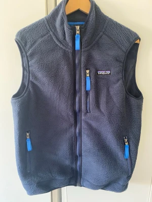 Patagonia fleece vest - snygg patagonia fleece vest i mörkblå perfekt för lite kyligare dagar vesten är väldigt bekväm och är i storlek M perfekt för dig som är runt 175-180cm hör av er vid frågor!