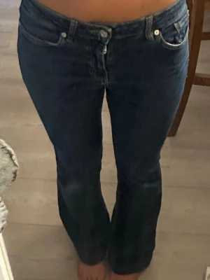 Mörkblå bootcut jeans - Snygga mörkblå bootcut jeans, storlek 36. Mid / low waist. I bra skick!