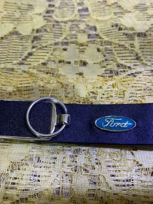 Bil Nyckelring  - . Klassisk design med enkel metallring som spänne. Helt ny , 75kr/st 