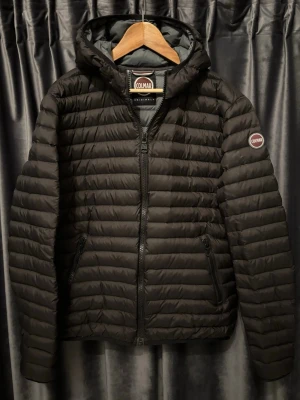 Colmar jacka - SVART - Colmar jacka, svart, dun - skick 9/10, utmärkt skick! - storlek 54, vilket motsvarar S - sjukt snygg och stilren jacka som är perfekt för höst/vinter - hör av er vid frågor🤝