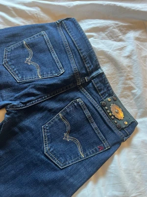 Vintage Replay jeans - Väldigt snygga jeans från replay. Det står att den är storlek w27 men dom är mycket mindre, midjan är 37 cm bred och inerbenslängden är 71 cm.Skriv till mig om frågor. Pris kan diskuteras 