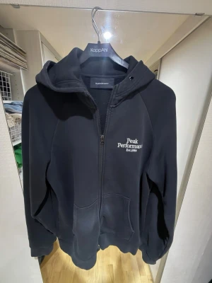 Peak performance hoodie - Hoodie från peak performance i bra skick, storlek L.