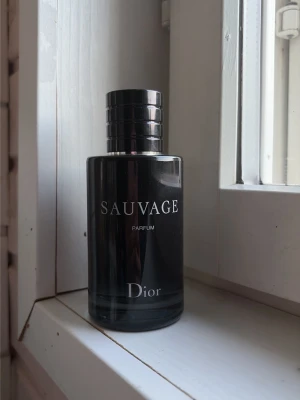 Dior Sauvage 100ml - Dior Sauvage parfym i 100ml. använd cirka 2 gånger. 