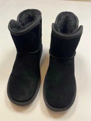 Pace – svarta Ugg-liknande boots – storlek 39 – mycket bra skick - Säljer ett par svarta, Ugg-liknande boots från Pace i storlek 39. Köpta på Din Sko. Mycket bra skick – använda under 1 vintersäsong.  • Skick: Mycket bra skick  • Storlek: 39 • Kön: Dam • Färg: Svart • Märke: Pace • Inköpsställe: Din Sko • Modell: Ugg-liknande boots