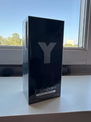 Yves Saint Laurent Y Eau de Parfum - Y Eau de Parfum från Yves Saint Laurent i en elegant svart rektangulär förpackning med en stor silverfärgad Y på framsidan. Flaskan rymmer 100 ml och har en modern, stilren design som känns lyxig och tidlös.