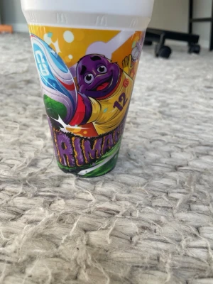 Samlingsmugg - Grimace – McDonald’s FIFA World Cup 2026 Samlarkopp  Limitierad McDonald’s FIFA World Cup 2026-samlarkopp med den ikoniska Grimace. En rolig och eftertraktad design från McDonald’s officiella VM-kollektion. Perfekt för både McDonald’s-samlare och fotbollsfans. Mycket fint skick – passa på innan den försvinner!