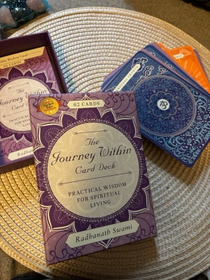 The journey within card deck - I nytt och mycket bra skick, guidebook medföljer självklart. Korten  är som nya och inte använd, enbart tittat på korten. Varan finns på andra ställen också då jag vill få sålt så fort som möjligt. + Äkta kort, Ny pris i affär: 219kr (skickas samma dag eller dagen därpå, vid frågor tveka inte att höra av er ❤️) 