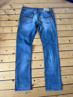 Nudie jeans  - Sjukt snygga Nudie jeans i modell tight lo bh John. Jeansen är i schysst blå färg med snygga fades. Storlek 31/32 och mycket bra skick. Skriv vid eventuella funderingar😁  Fraktar inom 1-2 dagar