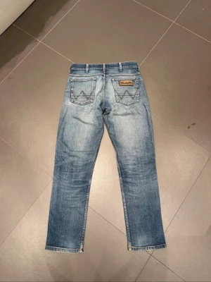 Wrangler jeans  - Sjukt snygga jeans från wrangler! Har några fläckar som säkert går bort i tvätten har bara inte tiden. W31L32. Hör av er vid funderingar MVH Majestic Garments 