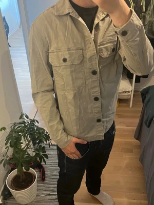 Overshirt  - Tvär fet Beige/Grön overshirt, perfekt till sommaren!⛅️ Jag på bilden är 185!