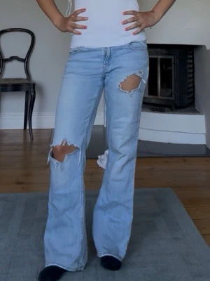 Ljusblå slitna bootcut jeans - Säljer mina favvo jeans då jag tyvärr blivit för lång för dem… jätte snygga och i fint skick, skriv för frågor❤️
