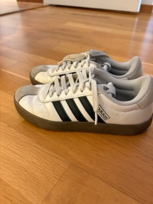 Adidas sambas court  - Snygga adidas sambas court skor! Bra skick, bara använda några få gånger!