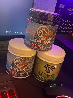 LevelUp Booster burkar - Tre burkar LevelUp Gaming Booster säljes, två i smaken Shiny Dragon (dragonfruit lychee) och en i smaken Nuke Edition.  Min personliga favorit är Nuke edition och så klart är Shiny dragon också suverän! Jag andvände de när jag gymma efterom de innehåller rätt så mycket koffein och fick en bra boost med energi, men kan andvändas för andra tillfällen! Skriv för minsta fundering.🤝