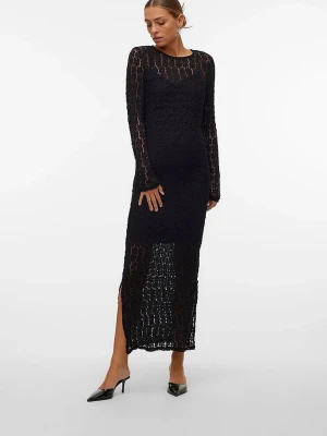 Svart lång spetsklänning - Snygg svart långklänning i transparent spets med lång ärm och rund halsringning. Klänningen har slits på sidan och ett figurnära fall, helt oanvänd!💕