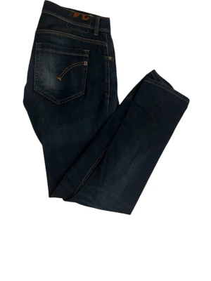 Dondup George - Snygga mörkblå jeans från Dondup, tillverkade i Italien. Använda ett få tal gånger. Väldigt bra skick. W34 men skulle säga att de passar W33 bättre 