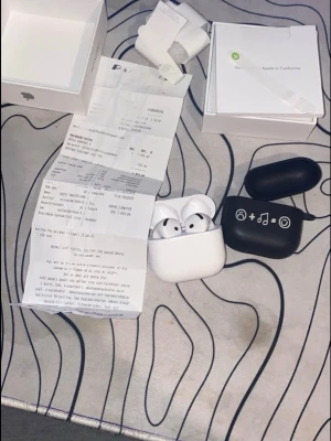 Apple AirPods 4 - Dom är exakt som ny. Köpte den Sirka 5-6 månader sen från power. Jag kan inte lämna in den längre för dom tar inte imot efter 60dagars köp. Tyvärr behövde jag lägga ut den på online för att sälja istället. ”Dom är äkta”