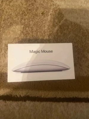 Apple Magic Mouse vit - Säljer en Apple Magic Mouse i vit färg. Musen har en slimmad och modern design med rundade kanter och touchyta. Perfekt för dig som vill ha en stilren och trådlös mus till din Mac eller annan dator. Levereras i originalförpackning.