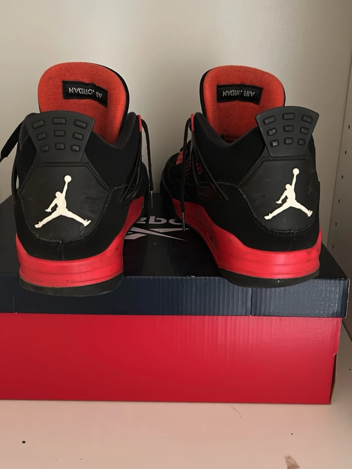 Svarta och röda Air Jordan 4 sneakers - 1