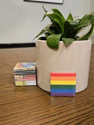 Kylskåpsmagnet Pride flagga - Dimensioner är 50x50mm. Alla magneter är designade och handgjorda av mig. Jag använder en blandning av nytt och begagnat material. Mitt mål är att skicka beställningar inom 24 timmar. Följ mig på Insta: magnet.man  /Magnet man