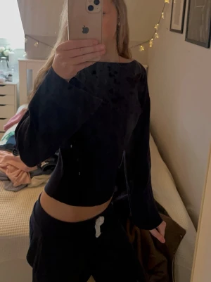 Långärmad topp - Säljer en marinblå croppad topp med långa ärmar. Är i storlek 146/152 men sitter bra på mig som brukar använda XXS/XS. Jag är ungefär 161-164cm. Är använd en gång och i väldigt fint skick!💞