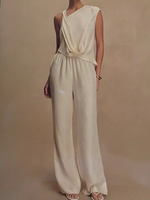 Vitt set - Meshki - Vitt sett från meshki med lapprna kvar! Köp både toppen och byxorna för 1900kr. Båda är i storlek S.