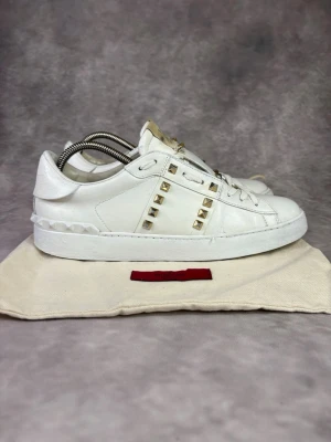 Valentino Rockstud Skor - Stl 41 - Fina Valentino skor med guld nitar, perfekt till våren och sommaren! 🌷🏖️ | Fint skick: 8,2/10, helt nya skosnören  | Storlek: 41 | Ingår: endast skorna | Nypris: Ca 5000kr | Självklart äkta.  Hör av dig vid frågor // Galgen 🫡