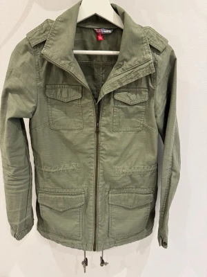 Field jacka  - Säljer min field jacka, bara använt ett fåtal gånger. Storlek S men passar mer till xs
