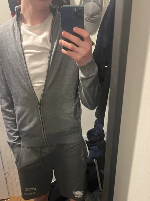 Grå tröja från Pier One - Säljer ett grå helzip tröja från Pier One. Tröjan har en slim form som passar perfekt till vardagen eller fina middagar. Perfekt till dig som vill se soft men också stilig ut. M