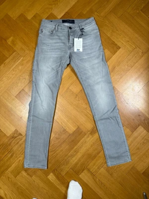 Grå Handpicked Slimfit jeans nya  - Helt nya handpicked slimfit jeans i storlek 30 inga fläckar eller skador nypris över 3500kr mitt pris 1499kr 