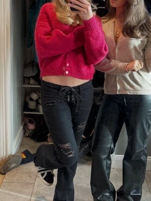 Rosa kofta - Säljer en super fin rosa kofta! Skriv gjärna fler mer info och bilder💕 i tröjan står det att det är en xl men det skulle jag absolut inte säga att den motsvarar, mer en S eller liten M💕