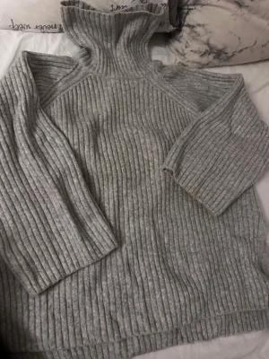 Oversized tröja - Säljer denna jätte mysiga oversizade tröja från gina tricot då jag knappt använt den och den inte kommer till användning. Tröjan har slit på sidorna. 
