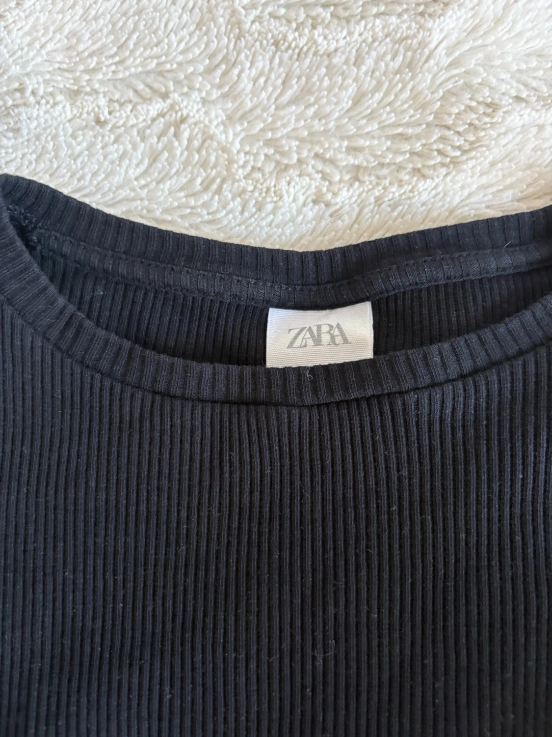 Svart långärmad topp med volanger  - 2