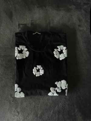 Denim tears - Denim tears T-shirt är i mycket bra skick.